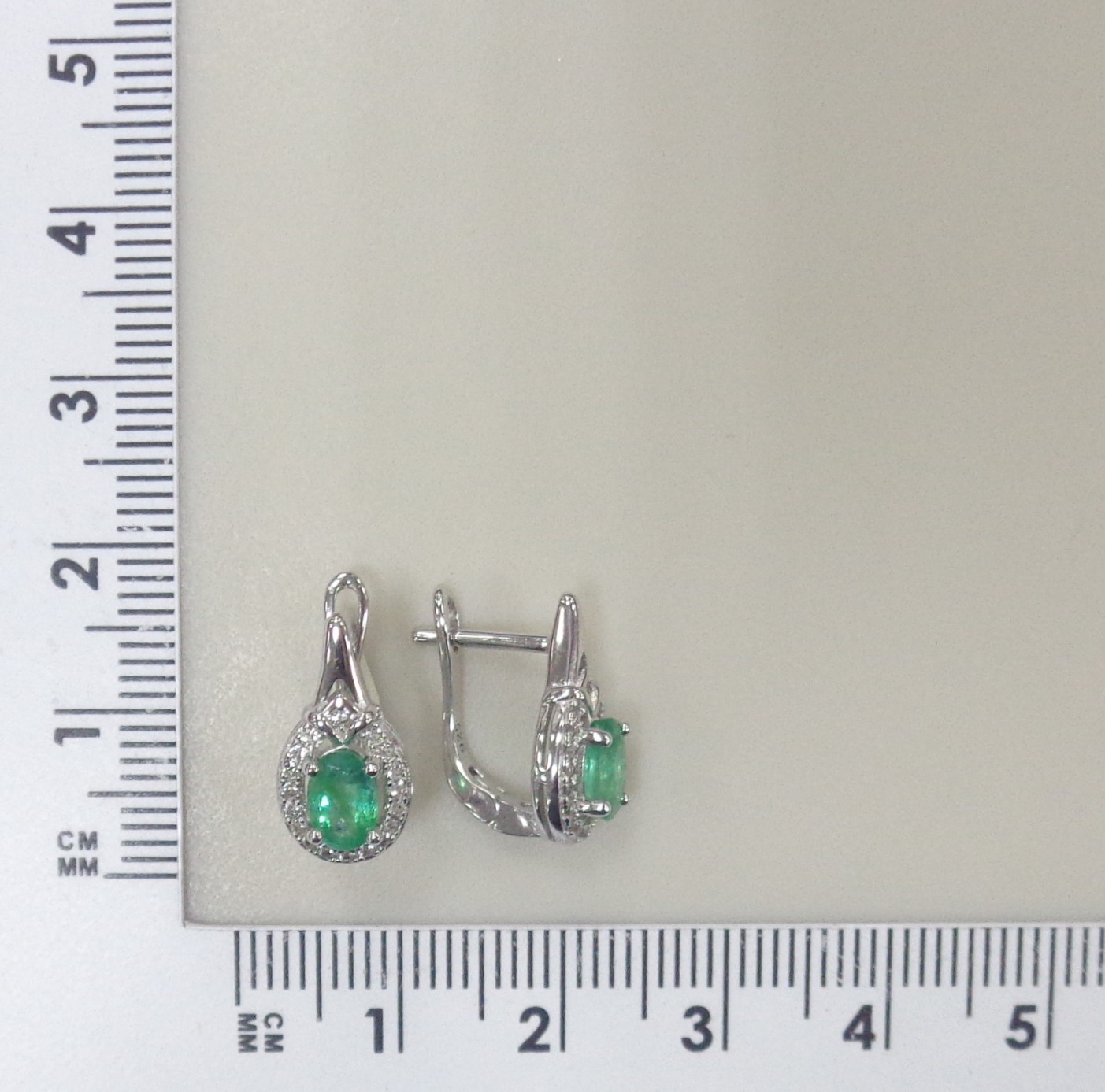 Серебряные серьги с изумрудами